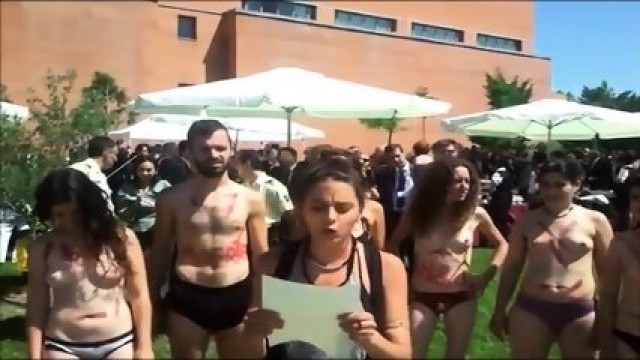 La Universidad Comprometida Al Desnudo